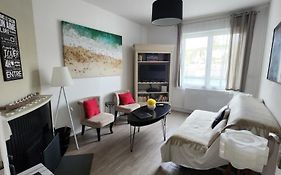 Appartement Quai Ouest, vue entrée port, Stationnement gratuit, Lits faits pour votre arrivée, serviettes de toilettes fournies